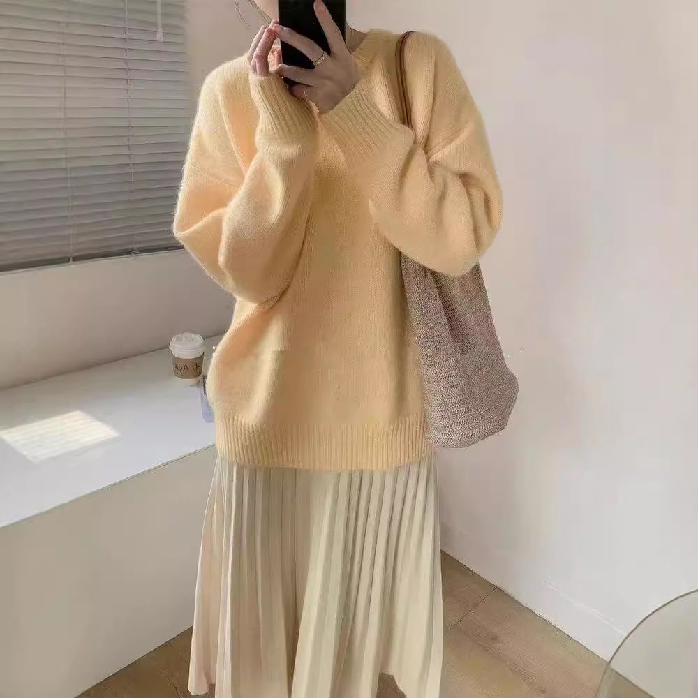 Pullover Sweater in Relaxed Knit with Round Neck