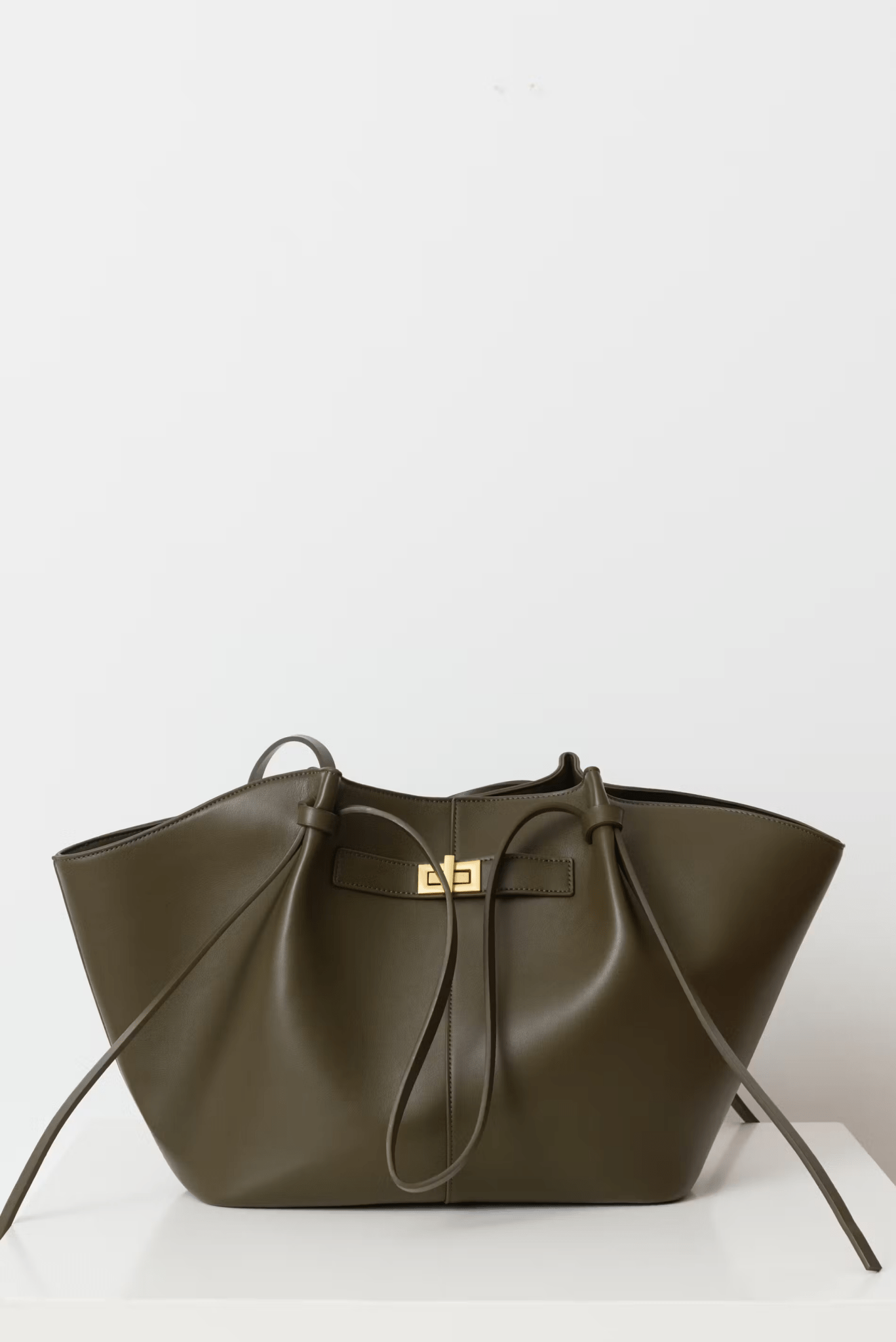 Glenda / Structured Shopper Bag with Gold-Tone Hardware